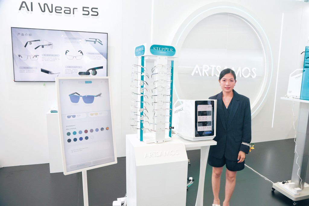 「ARTSAMOS」智慧配鏡系統，則可讓用家從選擇產品到生產成品的整個流程，都可透過電子屏幕自訂眼鏡框的形狀、顏色及尺寸等。