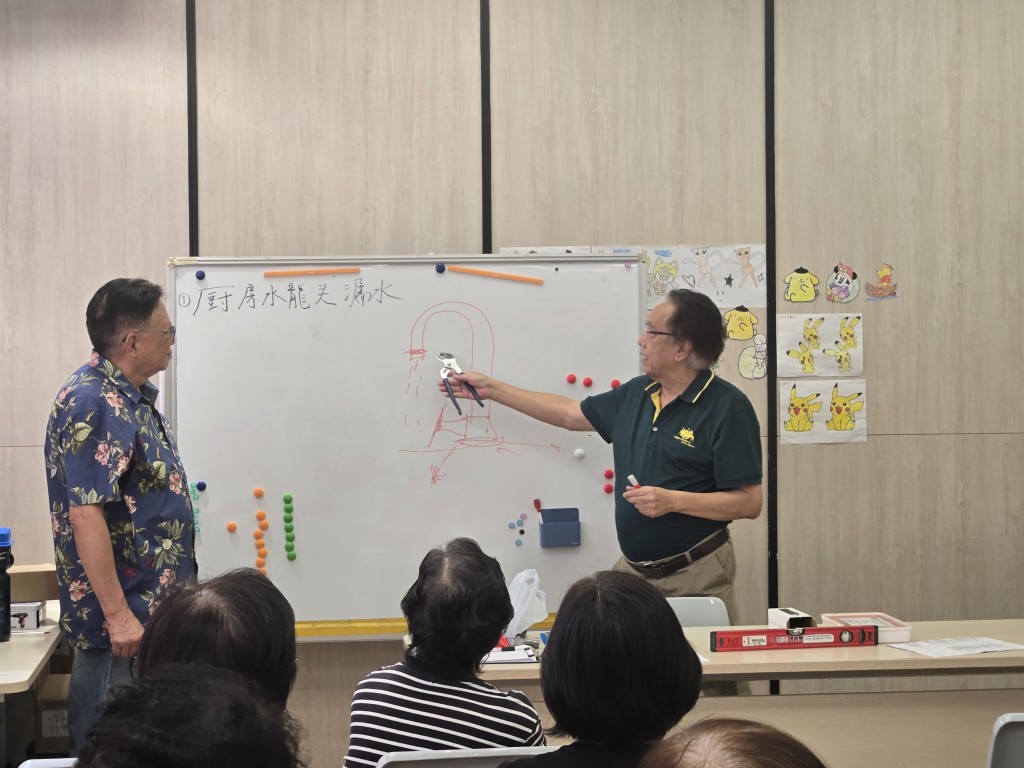 開叔與康叔開班指導居民如何驗樓。