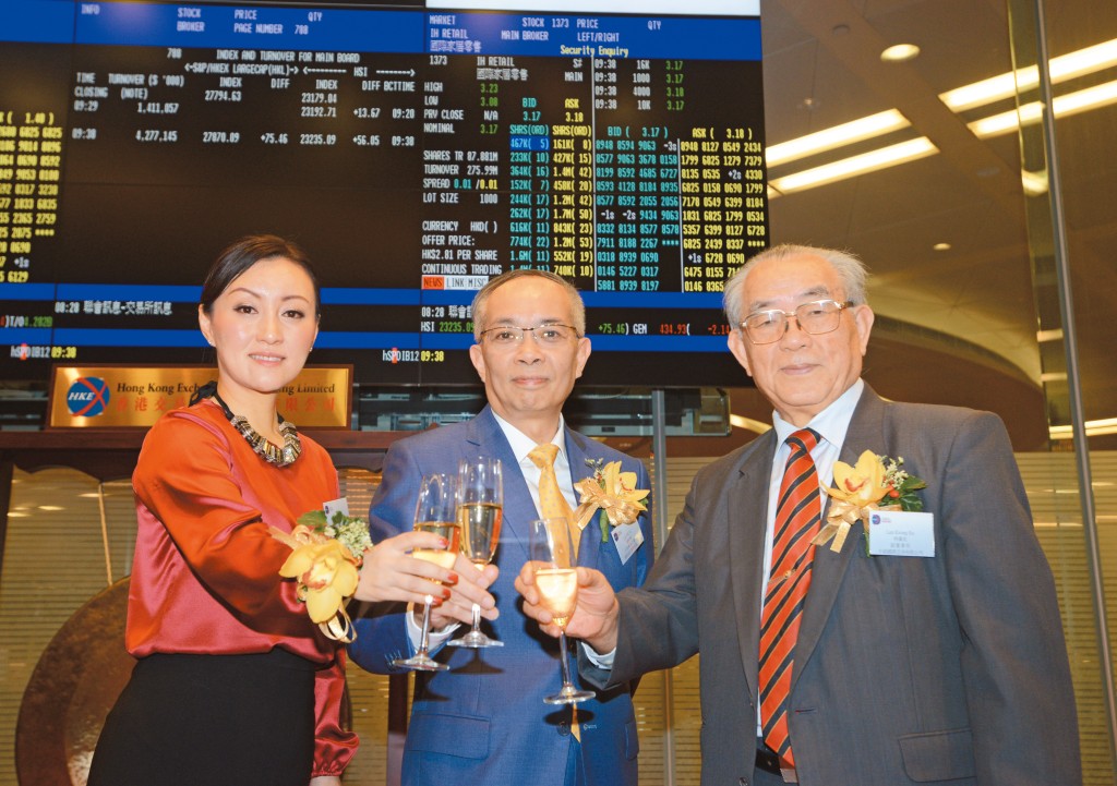 劉栢輝（中）為日本城創辦人之一，他現只保留名譽主席及執行董事的職位，其「浪漫勇士」歷來總獎金已突破兩億元，是全球贏得最多獎金的賽駒。