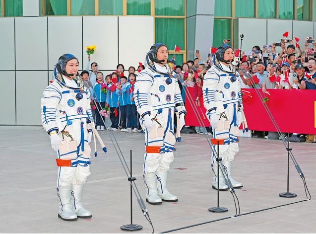 中國三位太空人乘中國神舟二十三號升空，將進行多項實驗。