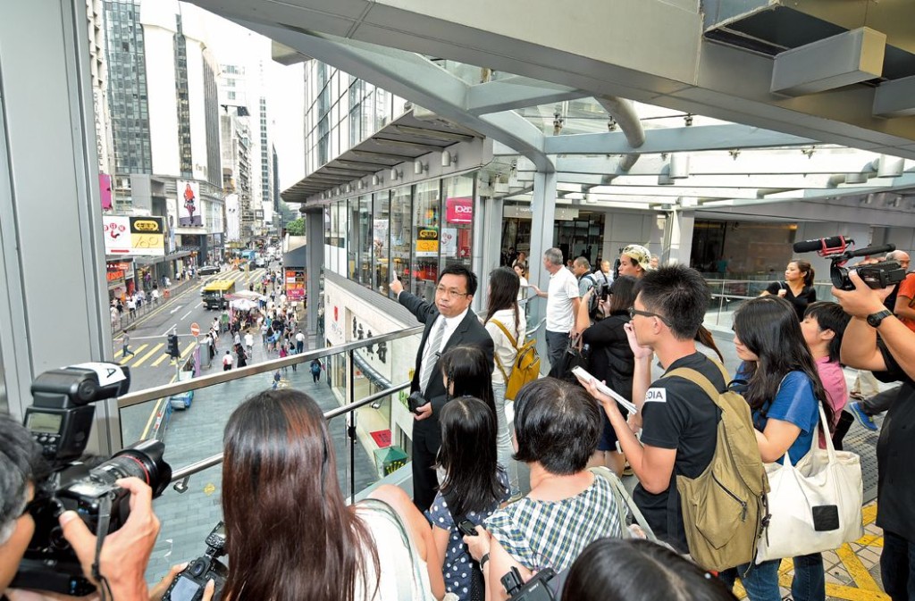 何鉅業擔任會長期間，曾舉辦「測量師帶你行街GUIDE」公眾導賞團，帶領市民從不同視角探討香港用地規劃。