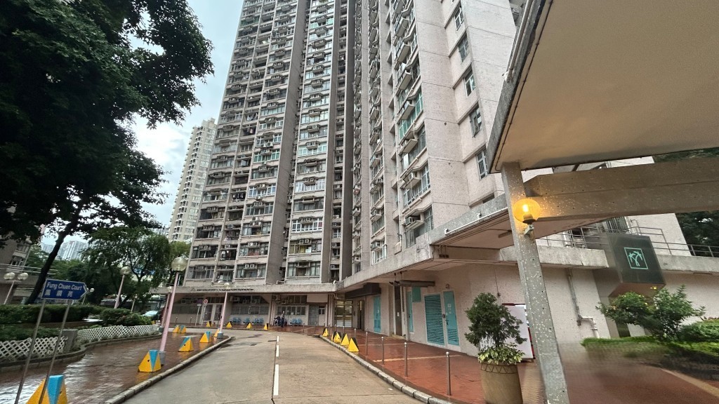 胡志偉位於鑽石山鳳德邨的住所外，亦有警員在場戒備。 