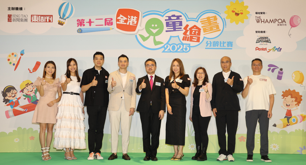 教育局副局長施俊輝, JP(中)、星島雜誌集團總經理兼《東周刊》總編輯任展興(左四)、JP超動感世界董事總經理羅萬凱仟(右四)、當代水墨藝術家何紀嵐(左三)、香港藝術家及設計師施德燕(右三)、香港設計師協會前主席梁昆剛(右二)、著名主播黃婉曼(左一)、著名女藝員岑潔儀(左二)及《東周刊》業務總監林建釗(右一)於頒獎禮上合照。 教育局副局長施俊輝, JP(中)、星島雜誌集團總經理兼《東周刊》總編輯任展興(左四)、JP超動感世界董事總經理羅萬凱仟(右四)、當代水墨藝術家何紀嵐(左三)、香港藝術家及設計師施德燕(右三)、香港設計師協會前主席梁昆剛(右二)、著名主播黃婉曼(左一)、著名女藝員岑潔儀(左二)及《東周刊》業務總監林建釗(右一)於頒獎禮上合照。