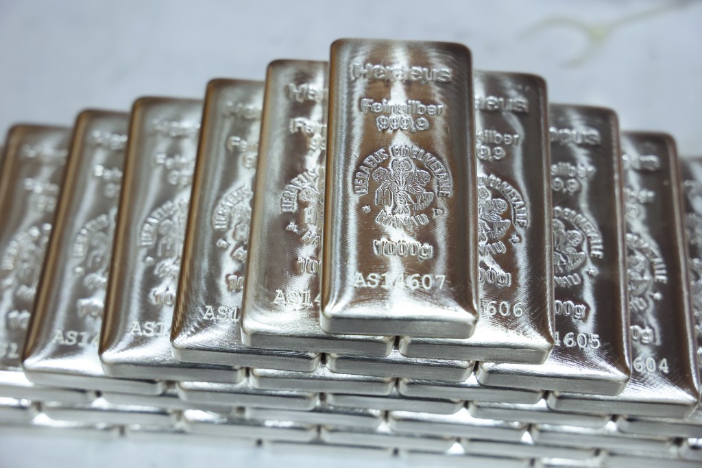 全球銀礦產量過去十年持續下降,加上白銀在工業及AI應用快速增長,美國亦已將其列入關鍵礦物清單,預期將供不應求。 全球銀礦產量過去十年持續下降,加上白銀在工業及AI應用快速增長,美國亦已將其列入關鍵礦物清單,預期將供不應求。