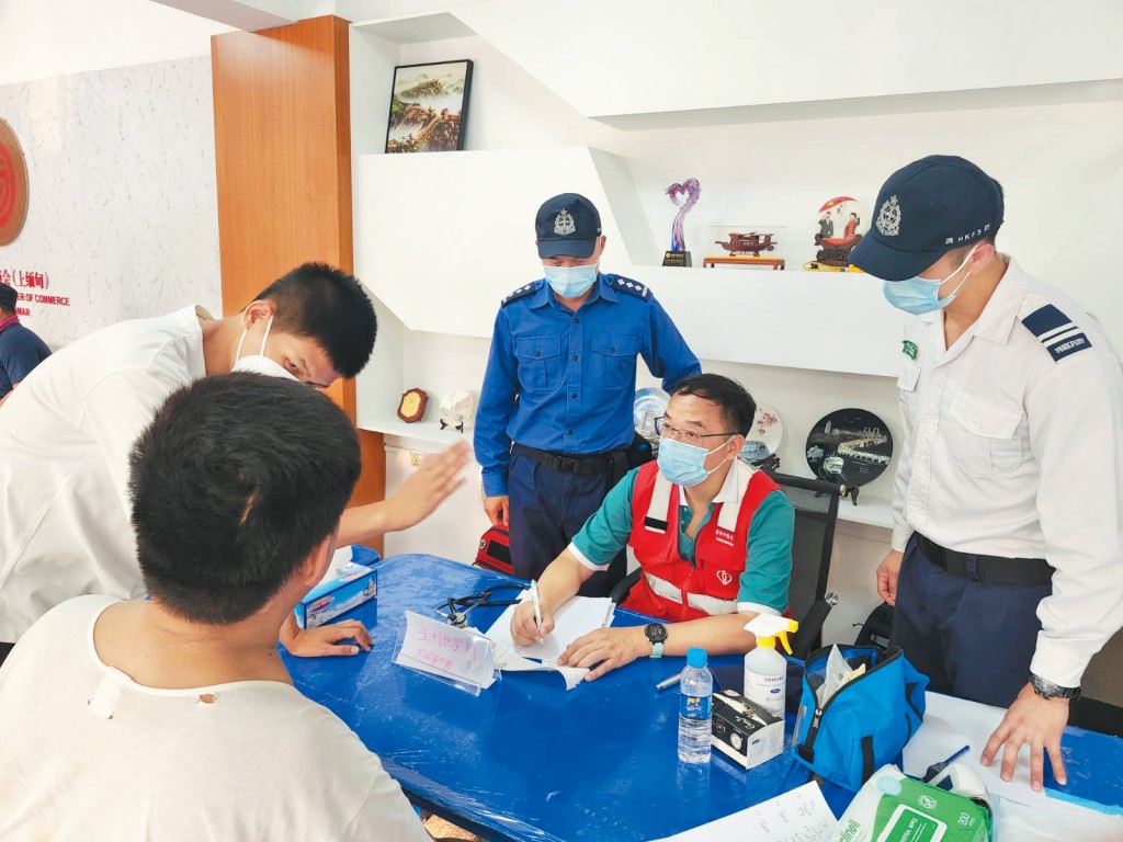 去年三月緬甸發生災難性地震,香港政府派求援隊到當地,蕭粵中抵埗即在流動診所診治災民。 去年三月緬甸發生災難性地震,香港政府派求援隊到當地,蕭粵中抵埗即在流動診所診治災民。
