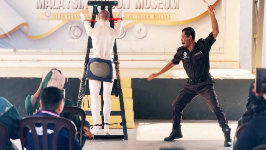 新加坡獄警平日會以假人或木樁練習，確保行刑時力度、角度與準確度符合法規。