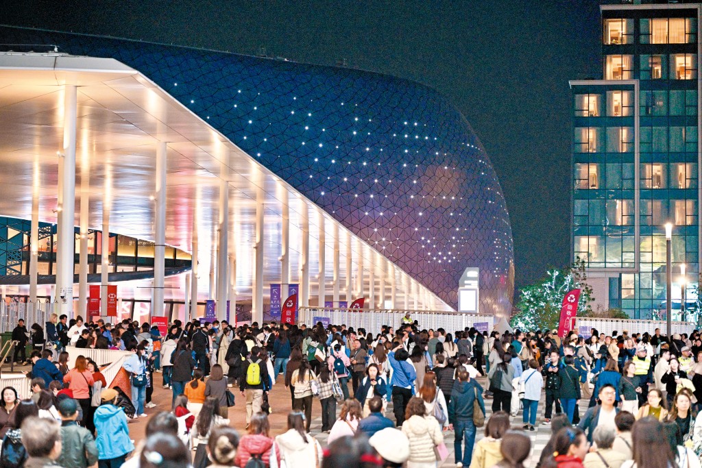 啟德體育園在農曆新年前舉行年宵市集外，過年期間亦開設不少新春主題店，估計吸引大批市民及旅客到訪，警方會增加警力覆蓋。