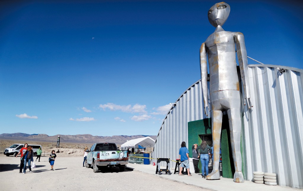 五十一區雖然是 「禁止進入」,但在外圍有人開辦商店售賣「外星人」物品,吸引不少遊客。 五十一區雖然是 「禁止進入」,但在外圍有人開辦商店售賣「外星人」物品,吸引不少遊客。