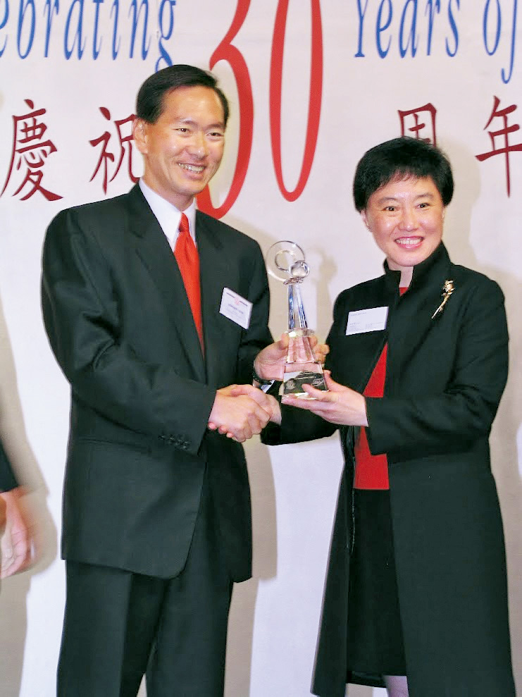 〇三年獲香港會計師公會頒發傑出會計師大使獎，肯定了她在社會服務作出的貢獻。