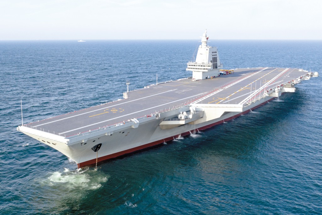 福建艦航母配備電磁彈射系統,讓戰機升降密度提升,預計今年內入列為海軍服役。 福建艦航母配備電磁彈射系統,讓戰機升降密度提升,預計今年內入列為海軍服役。