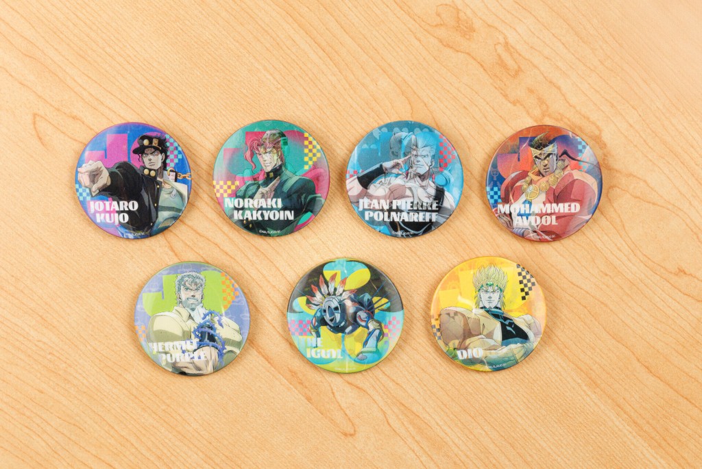 「JOJO的奇妙冒險聯乘限定變幻襟章」（全7款，款式隨機）