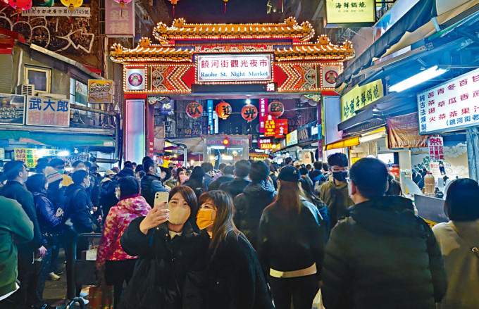 港人熱門旅遊地台灣,今個月去比上個月去貴足一成。 港人熱門旅遊地台灣,今個月去比上個月去貴足一成。