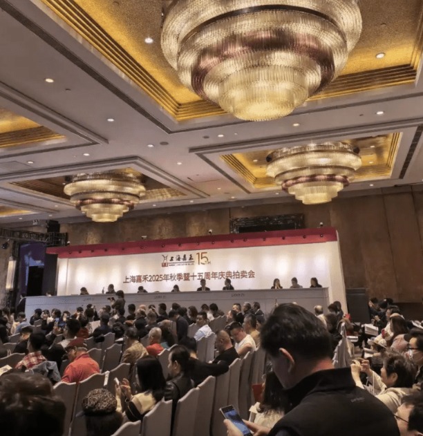 在藝術品拍賣市場中，或有交易由經紀商或炒作集團操縱。