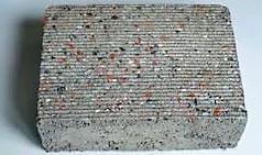 ○八年汶川大地震,劉家琨事後深入災區,為一位在地震中死去的十六歲普通中學生建造紀念館,並創造出一種「再生磚」。 ○八年汶川大地震,劉家琨事後深入災區,為一位在地震中死去的十六歲普通中學生建造紀念館,並創造出一種「再生磚」。