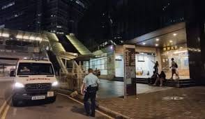 中環德輔道中19號環球大廈一間投資公司女董事上周一報案,指旗下一名26歲男職員在未經授權下擅自挪用公司資金炒股,導致賬面損失1.5億元。該涉案男子涉嫌盜竊被捕。 中環德輔道中19號環球大廈一間投資公司女董事上周一報案,指旗下一名26歲男職員在未經授權下擅自挪用公司資金炒股,導致賬面損失1.5億元。該涉案男子涉嫌盜竊被捕。