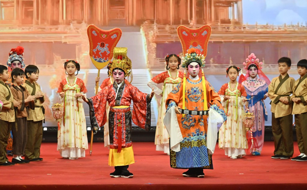 教育局今日(十月十五日)舉行慶祝中華人民共和國成立76周年暨紀念中國人民抗日戰爭勝利80周年「心繫家國」聯校國民教育活動啓動禮。圖示學生在典禮上表演粵劇。 教育局今日(十月十五日)舉行慶祝中華人民共和國成立76周年暨紀念中國人民抗日戰爭勝利80周年「心繫家國」聯校國民教育活動啓動禮。圖示學生在典禮上表演粵劇。