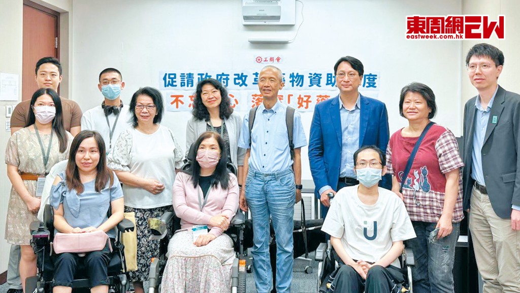 鄧家彪(後排右三)與香港罕見疾病聯盟去年六月要求撤銷安全網資助年齡限制。