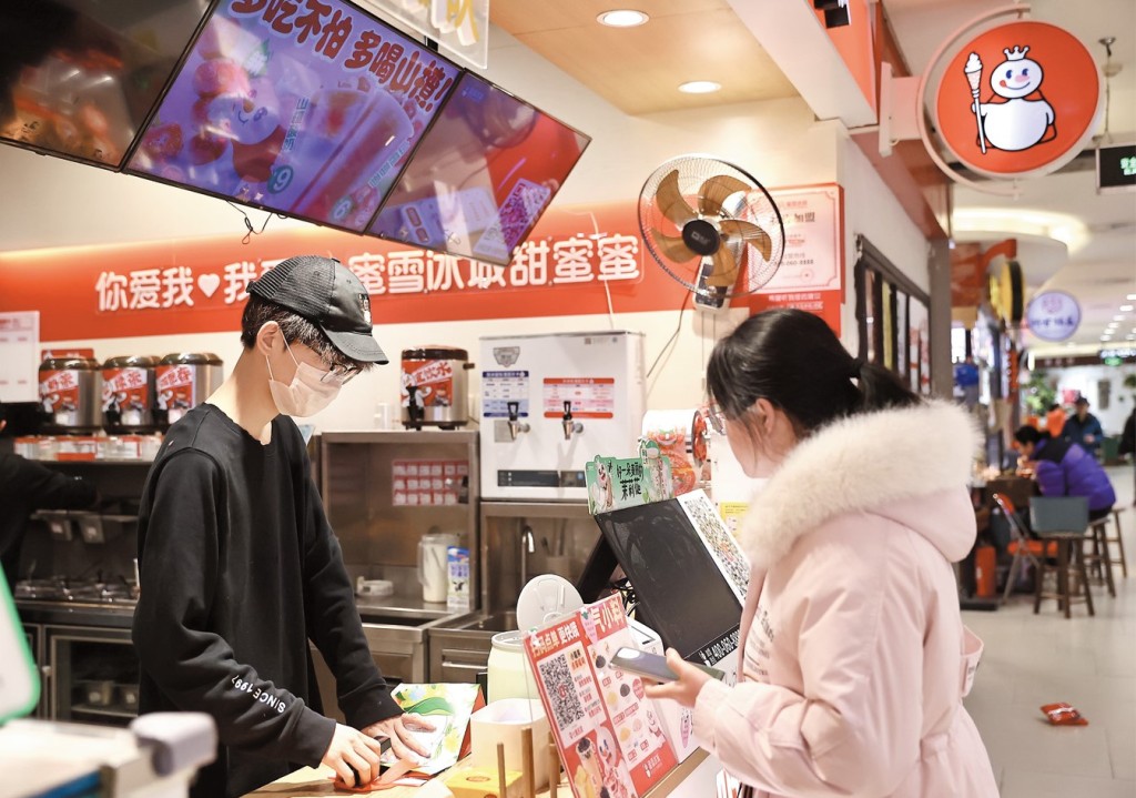 蜜雪集團新上任的CEO張淵在分析員電話會議上不諱言外賣補貼戰過後，今年無論門店營業額和盈利能力都會面臨一定壓力。