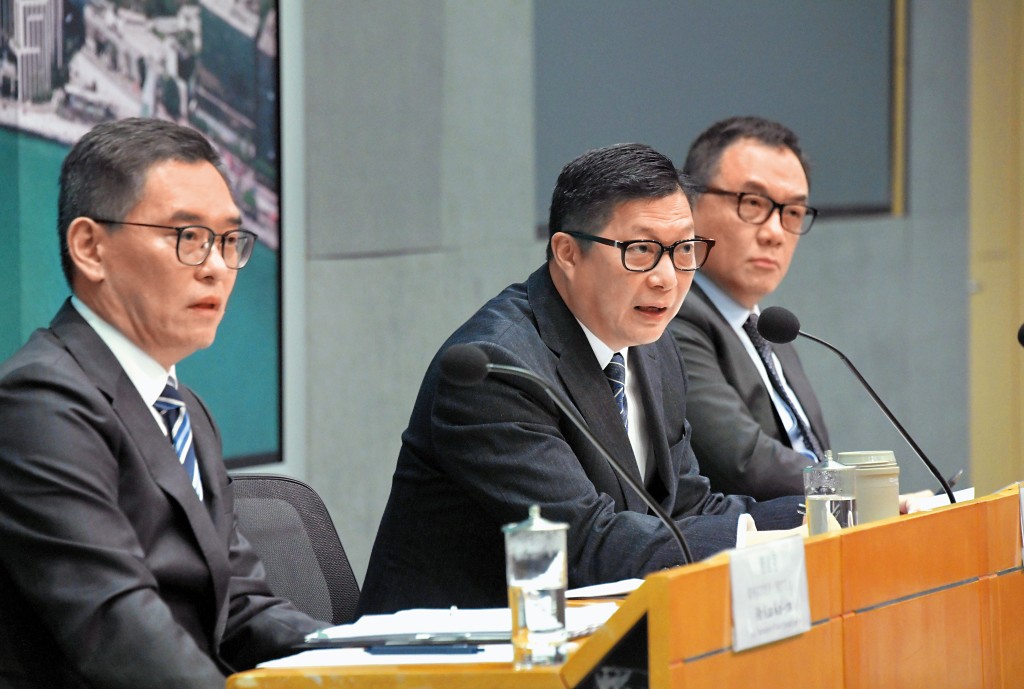 國安處先後公開通緝十九名涉嫌干犯《香港國安法》的逃犯,保安局局長鄧炳強(中)亦刊憲將當中十三人列為「指明潛逃者」。 國安處先後公開通緝十九名涉嫌干犯《香港國安法》的逃犯,保安局局長鄧炳強(中)亦刊憲將當中十三人列為「指明潛逃者」。