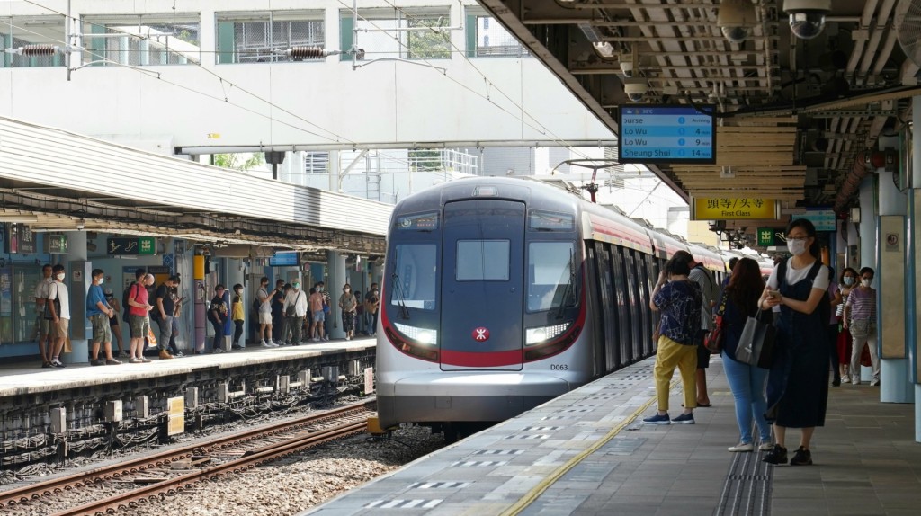 本地鐵路綫（除機場快綫及迪士尼綫外）將自下午3時起逐步提升班次，並於當晚提供通宵行駛服務。