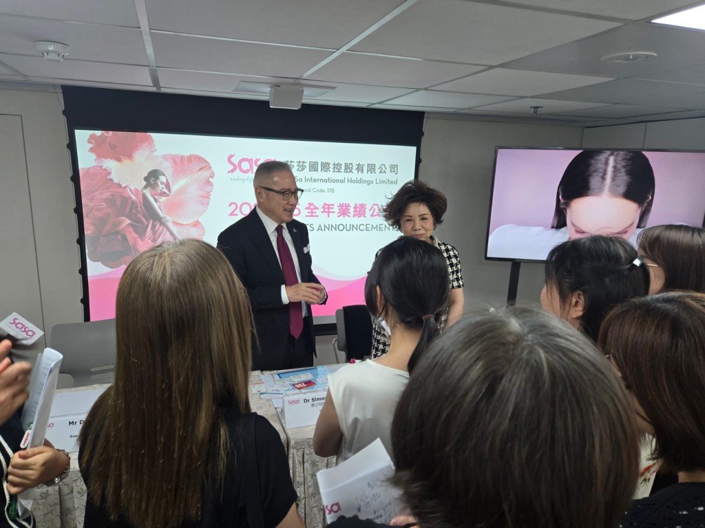在塲有多名記者大讚郭少明夫妻是品牌的「生招牌」,認為二人的皮膚質素和狀態都保持得很好。 在塲有多名記者大讚郭少明夫妻是品牌的「生招牌」,認為二人的皮膚質素和狀態都保持得很好。