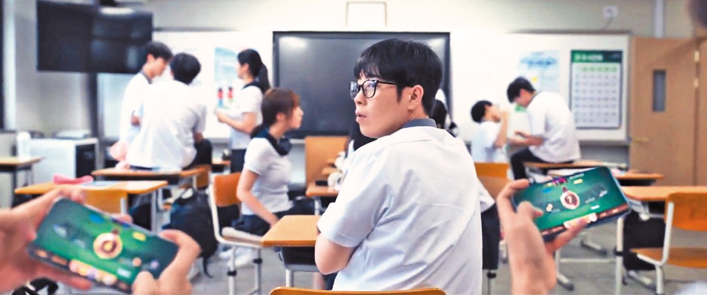 韓劇《鐵拳教育》其中一集描述外圍集團滲透網上遊戲，引誘學生沉迷賭博致債台高築的故事，引起社會熱議。