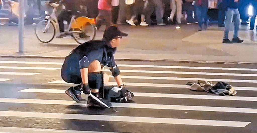 台北日前發生的無差別斬人案,被軍部通緝的兇徒張文,趁下班繁忙時間在捷運車站及地下街,發動煙霧彈及利刃連環恐怖攻擊。 台北日前發生的無差別斬人案,被軍部通緝的兇徒張文,趁下班繁忙時間在捷運車站及地下街,發動煙霧彈及利刃連環恐怖攻擊。