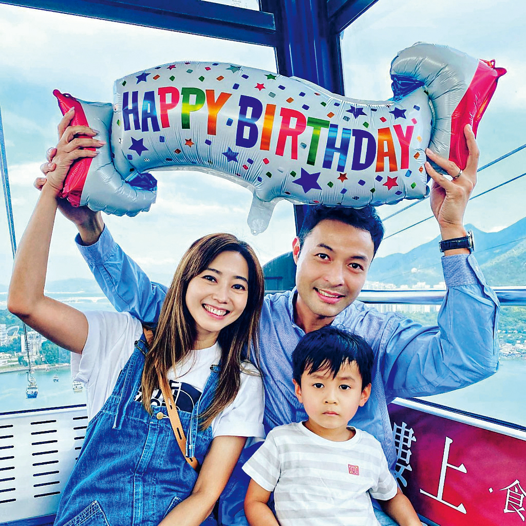 今年44歲的張達倫,於2016年與圈外女友Kimmy拉埋天窗,婚後育有一名兒子張凱碩,現時已6歲多大。