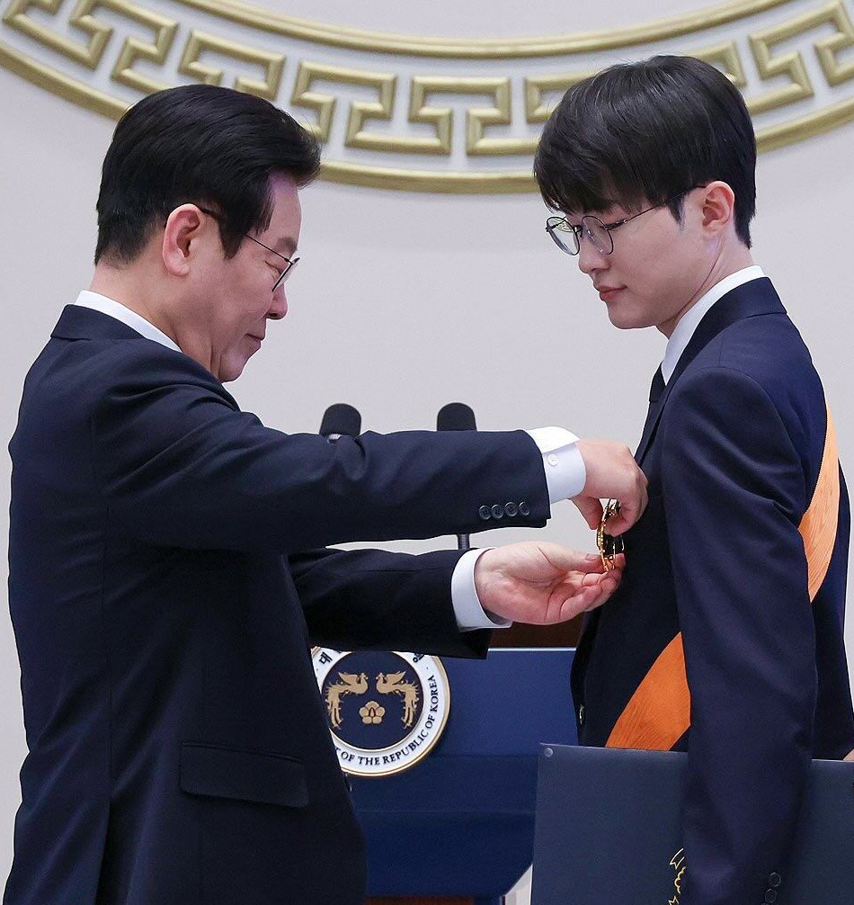南韓總統李在明將「青龍勳章」掛在Faker胸前。