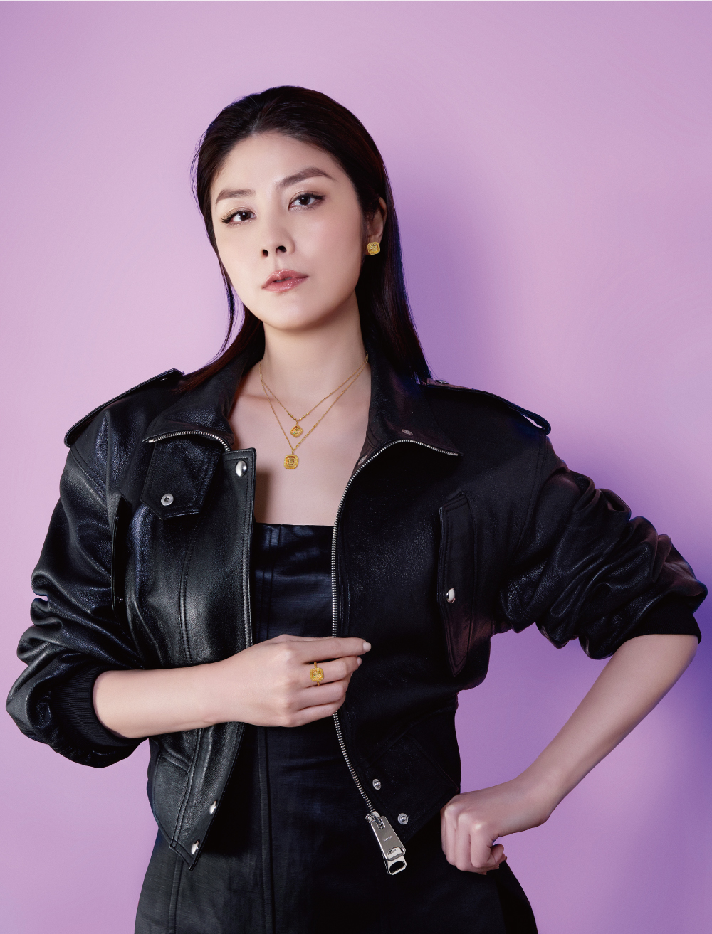 金至尊珠寶的品牌摯友時尚女主Kelly陳慧琳女士佩戴全新「閃醉金」系列,是品牌的全新創意結晶。 金至尊珠寶的品牌摯友時尚女主Kelly陳慧琳女士佩戴全新「閃醉金」系列,是品牌的全新創意結晶。