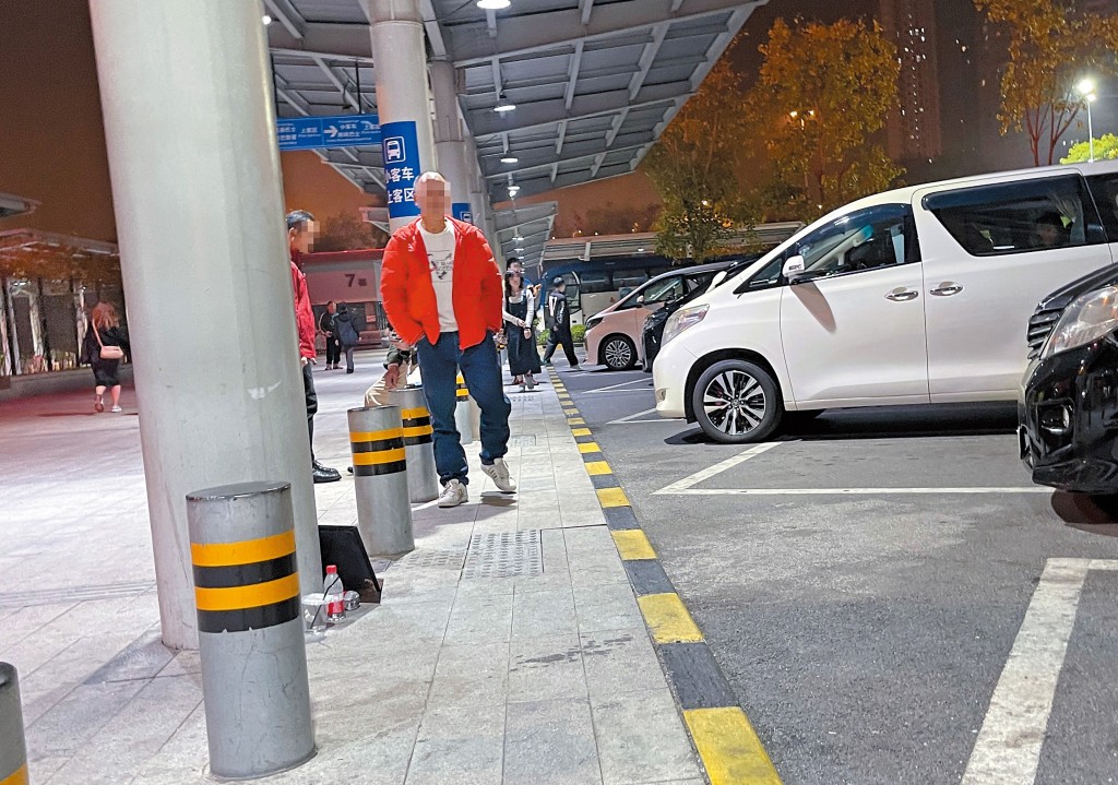 舊口岸昔日禁區通道會有中介兜客，相關白牌車亦泊在通道旁。