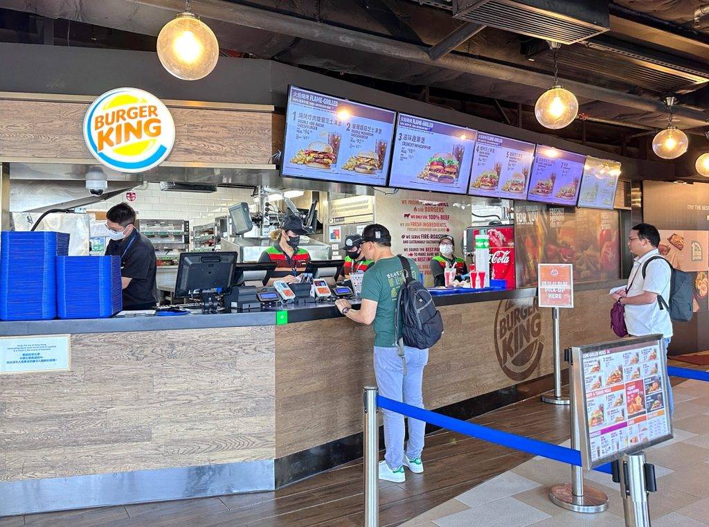 香港的漢堡王兩進兩出香港市場,現時市區分店已全部結業,只剩機場禁區內一間店舖。 香港的漢堡王兩進兩出香港市場,現時市區分店已全部結業,只剩機場禁區內一間店舖。