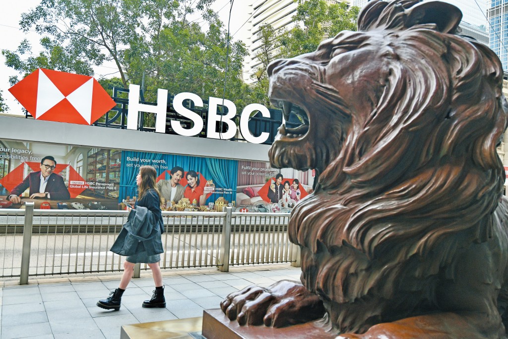 在加息周期中，銀行息差擴闊，值得投資者吸納，專家建議可揀滙控。