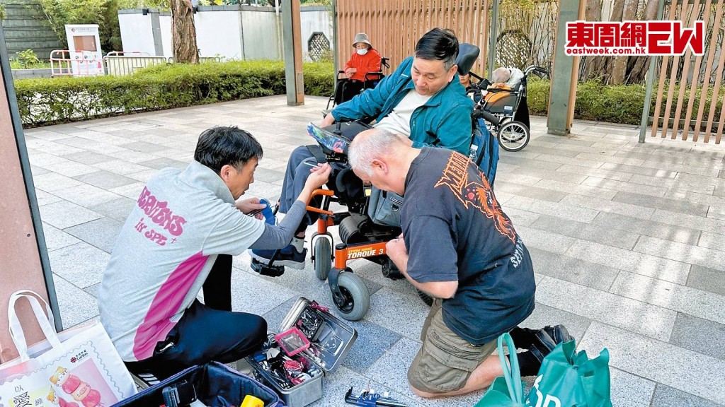 自強協會早前邀請輪椅美工師，義務為殘疾人士檢查及維修輪椅。