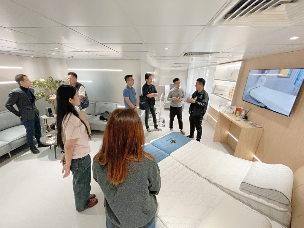 starsleep於銅鑼灣開設旗艦店展示產品,不少人主動上門試用產品。 starsleep於銅鑼灣開設旗艦店展示產品,不少人主動上門試用產品。