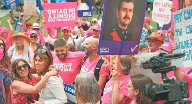 《協助死亡法案》在英國下議院順利通過,議會外隨即響起支持者的歡呼聲。 《協助死亡法案》在英國下議院順利通過,議會外隨即響起支持者的歡呼聲。