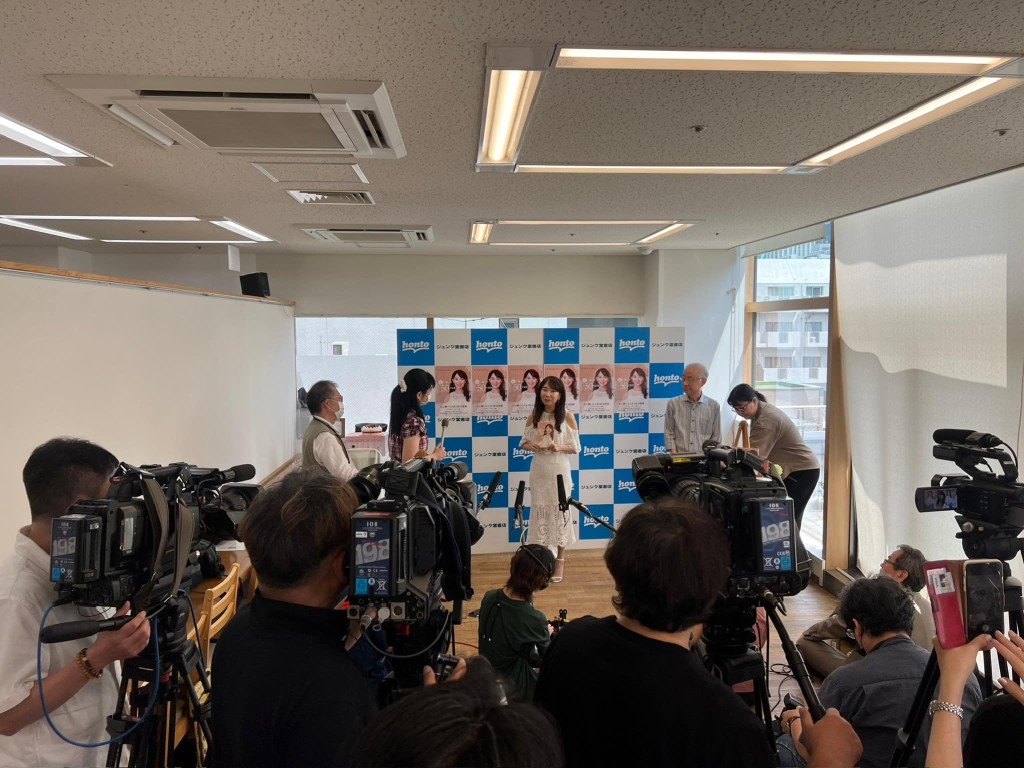 日前在日本舉行新書發布會，廣受日本傳媒注意。