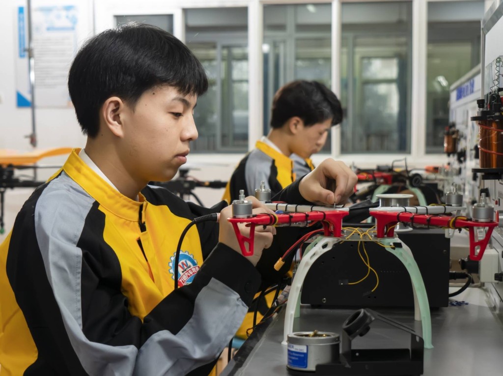 內地越來越多院校及培訓機構開設無人機相關課程，吸引不少青少年報讀。