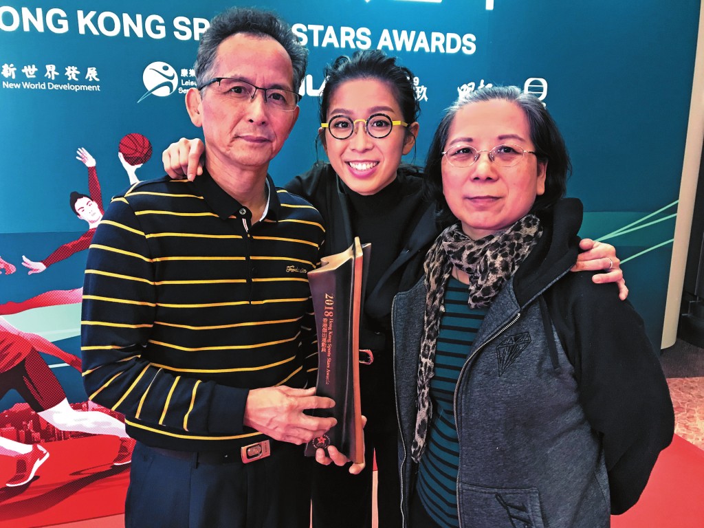 吳安儀二○一八年當選傑出運動員時與父母合照。 吳安儀二○一八年當選傑出運動員時與父母合照。