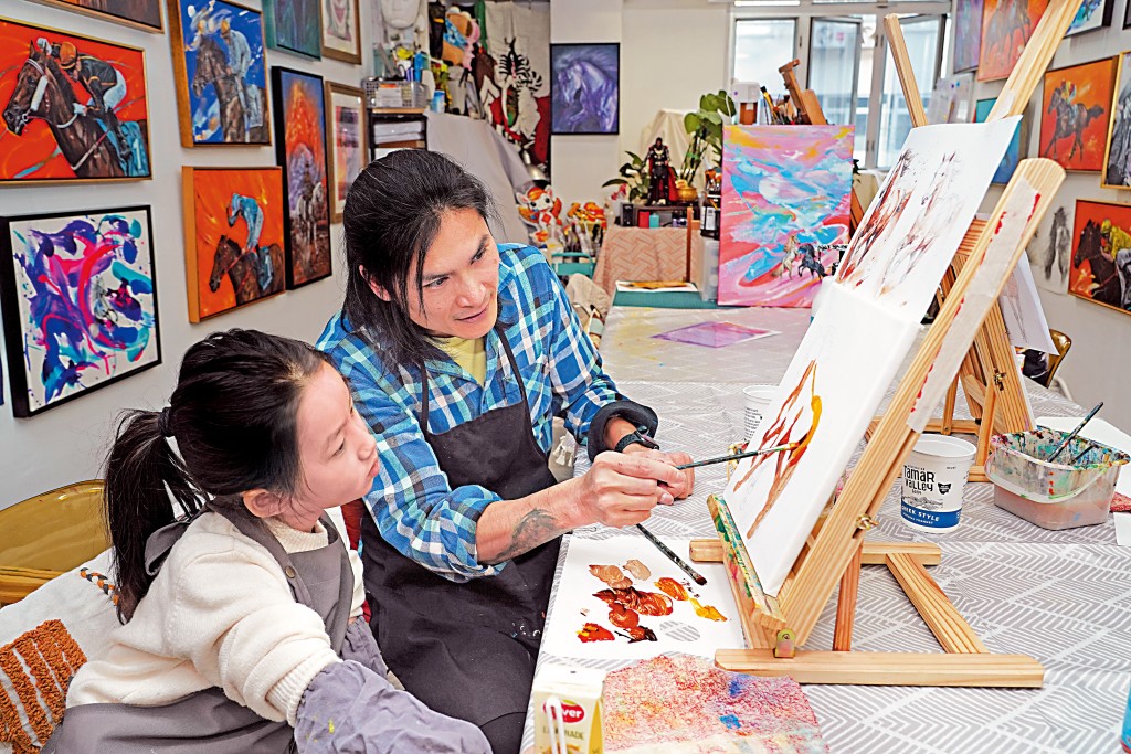 導師悉心教授小朋友畫馬匹的技巧和要留意的竅門，令小朋友獲益良多。