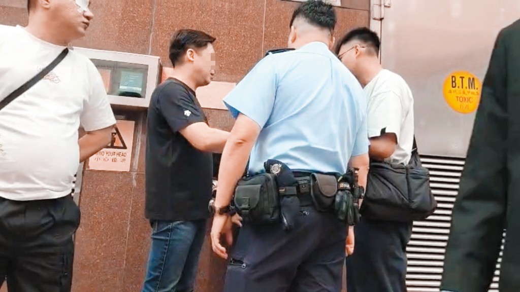 有指BBG由新義安「尖東霸王」泰龍的頭馬「家輝」(左一)負責睇場,開幕當日他都有出現,並被警方查問。 有指BBG由新義安「尖東霸王」泰龍的頭馬「家輝」(左一)負責睇場,開幕當日他都有出現,並被警方查問。