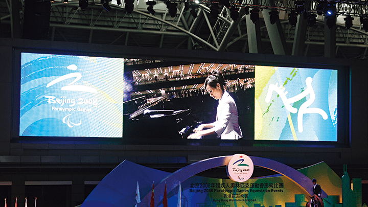 黃愛恩為二○○八年傷殘奧運會香港區開幕禮的演出過度練琴，腰痛良久，需物理治療。