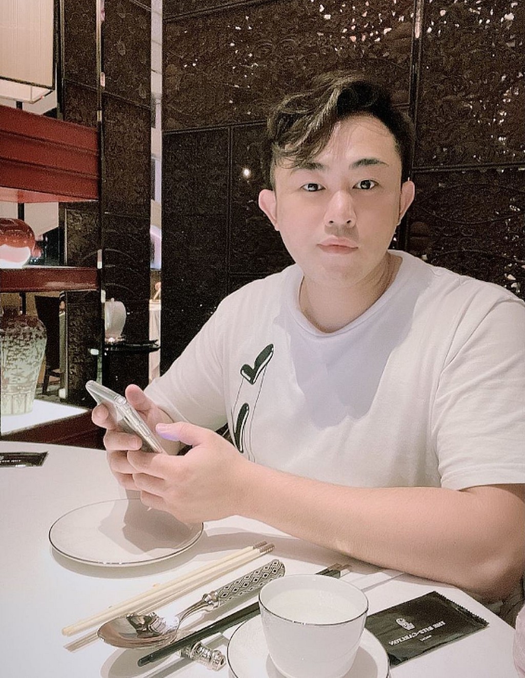 鄺港傑與父鄺球及弟鄺港智被控謀殺蔡天鳳。  