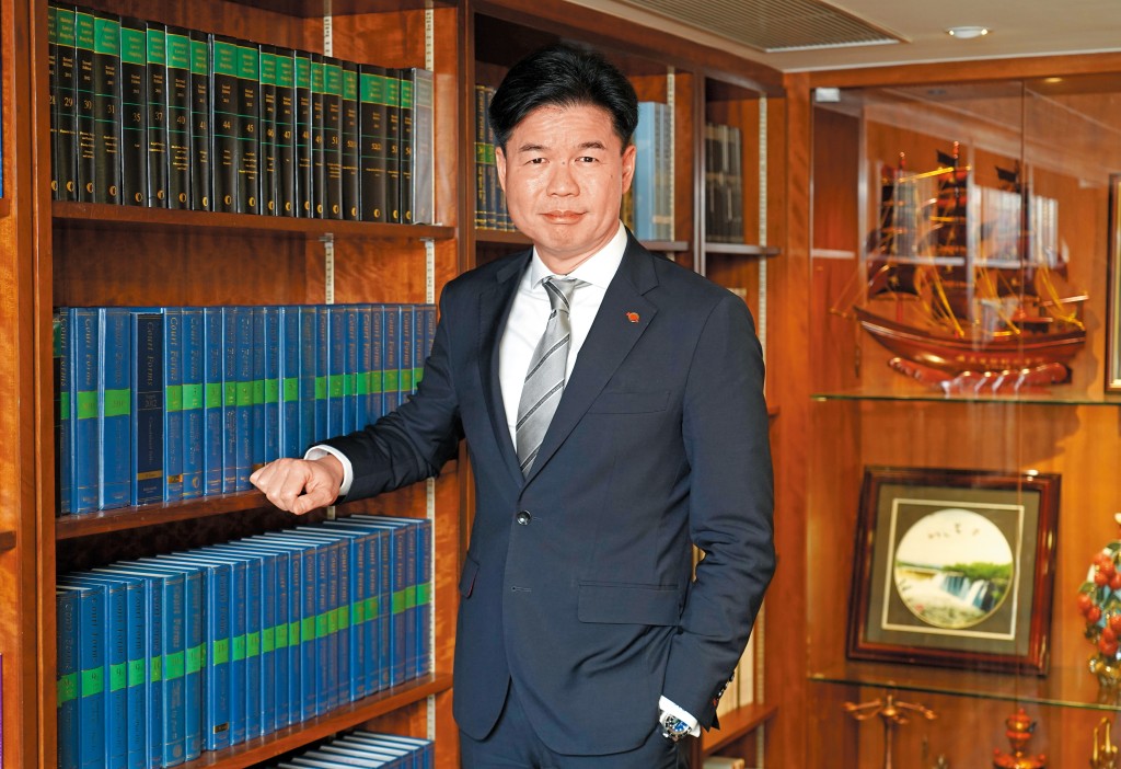 香港律師會會長湯文龍指出， 冒名者常用的手法包括偽造網站、未經授權使用律師行「信頭」或標誌等。
