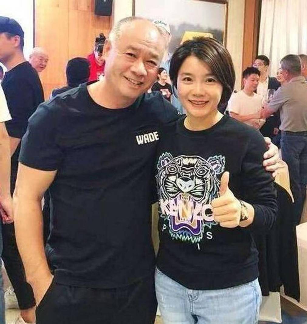 李寧與其妻子陳永妍近年積極在本港掃磚頭。