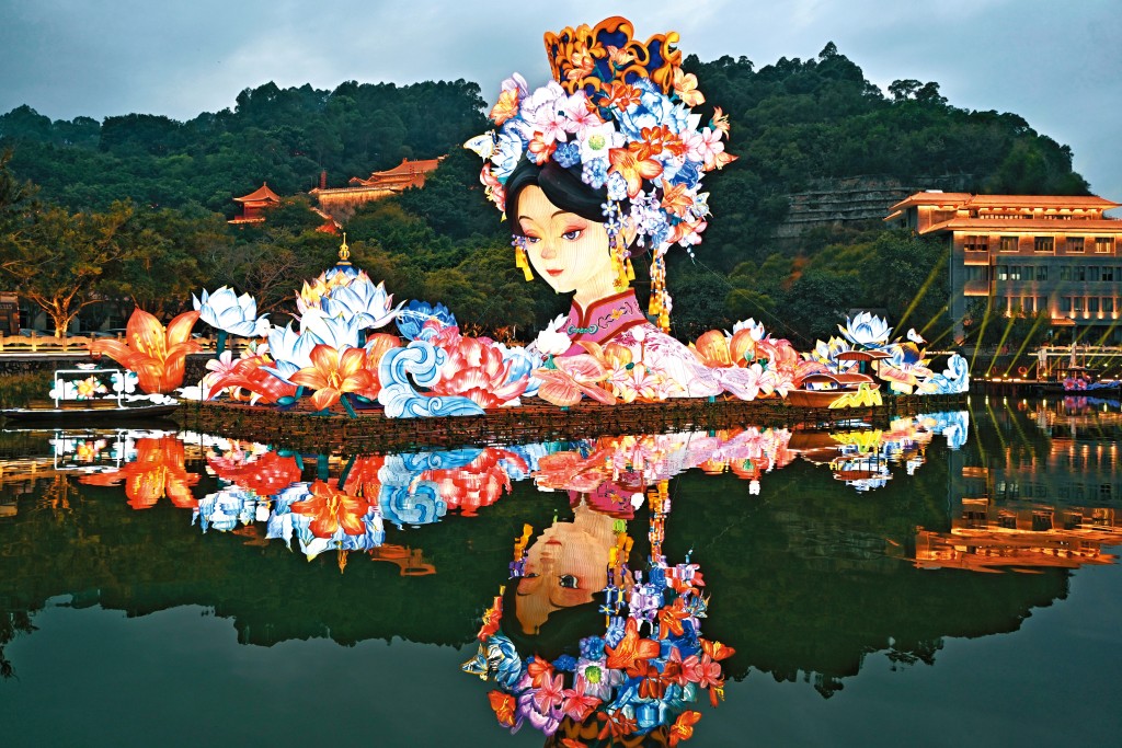 今年在南沙舉行的粵港澳大灣區燈會設置了二百一十八組燈景,超過一萬盞彩燈。 今年在南沙舉行的粵港澳大灣區燈會設置了二百一十八組燈景,超過一萬盞彩燈。