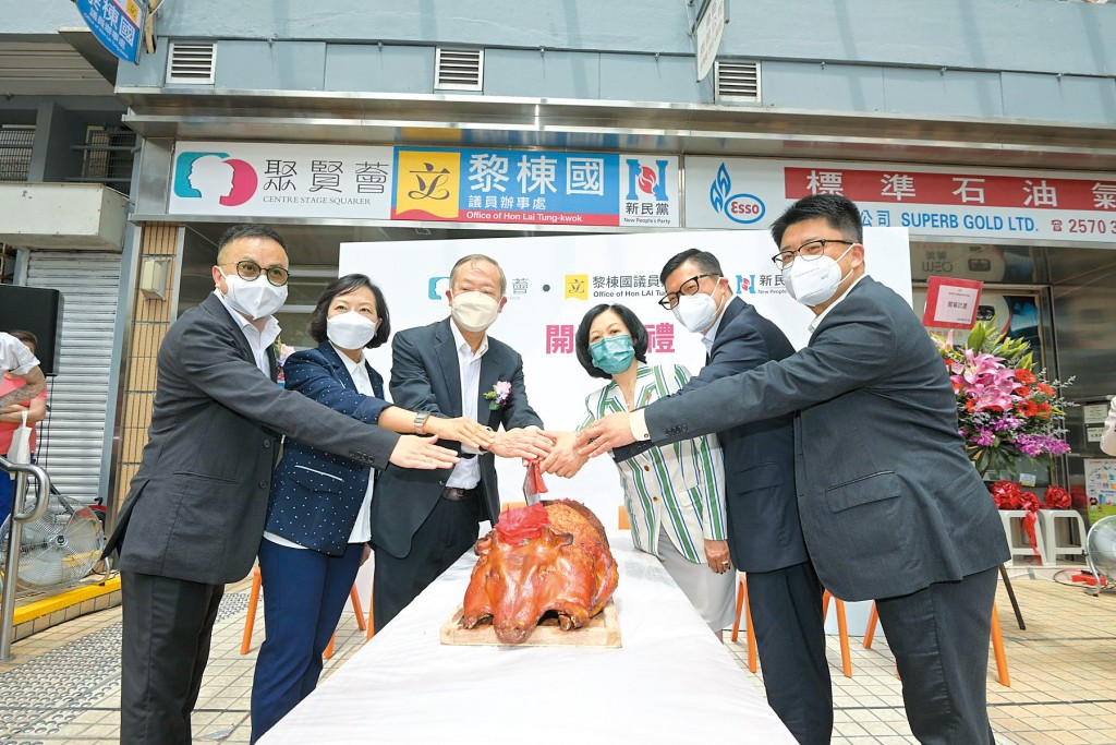 黎棟國在勵德邨的辦事處早前開幕，葉劉淑儀及現任保安局局長鄧炳強到賀，加上他自己，集齊三名「保安局局長」聚首一堂。