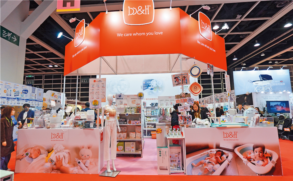 b&h Swiss名稱中的「b」代表baby,而「h」寓意health,核心理念是We care whom you love,旨在關心摯愛及地球,並將健康與環保理念融入母嬰產品的設計中。 b&h Swiss名稱中的「b」代表baby,而「h」寓意health,核心理念是We care whom you love,旨在關心摯愛及地球,並將健康與環保理念融入母嬰產品的設計中。