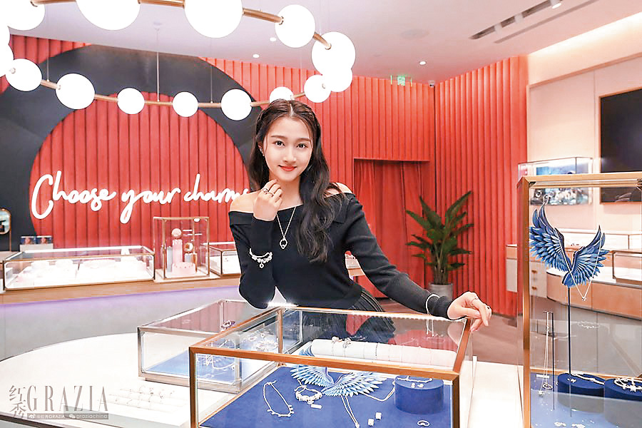 Pandora在內地找來新星關曉彤代言，希望吸引年輕人市場。