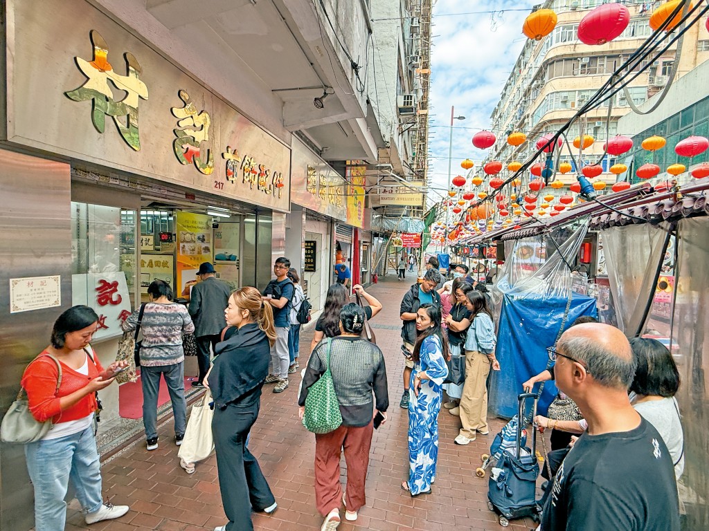 本刊上周到廟街一帶的回收金舖,集體排隊熱潮已退,雖偶有隊伍,但毋須久候。 本刊上周到廟街一帶的回收金舖,集體排隊熱潮已退,雖偶有隊伍,但毋須久候。